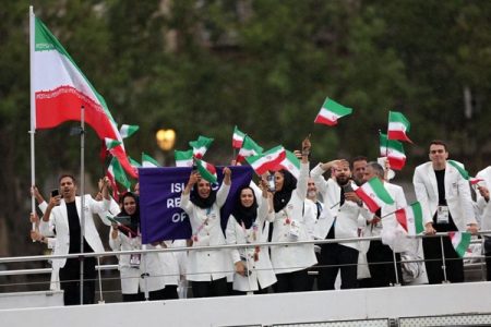 از رژه کاروان ایران بر روی رود سن تا دردسر بزرگ زیر بارش شدید باران