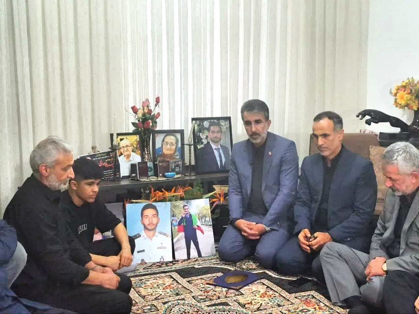 تقدیم مدال جهانی به پدر شهید ورزشکار ناوشکن دنا