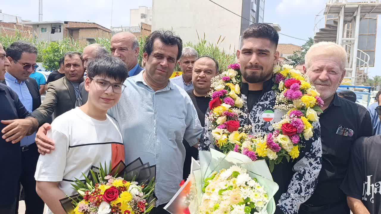 فیلم | استقبال پرشور نکایی‌ها از امیرحسین خاکپا قهرمان کشتی